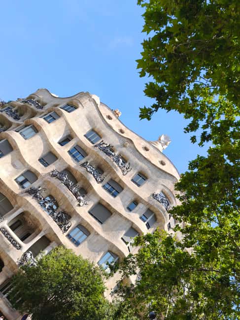 Barcelona: City Highlights Bike Tour with Locals - Meeting at Plaça Reial beside Las Ramblas