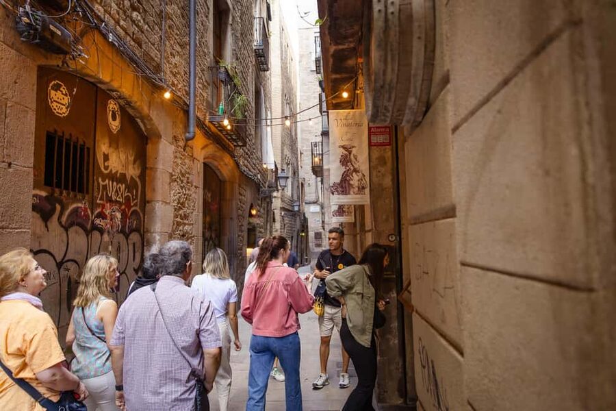 Barcelona: City Walking Tour with Local Guide - The Kiss of Freedom
