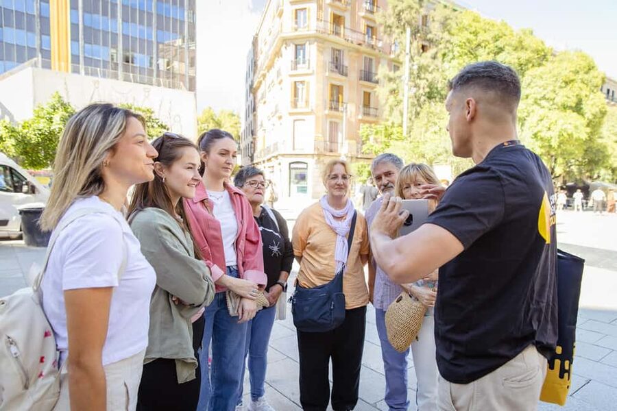 Barcelona: City Walking Tour with Local Guide - Barcelona Cathedral and La Casa de l’Ardiaca