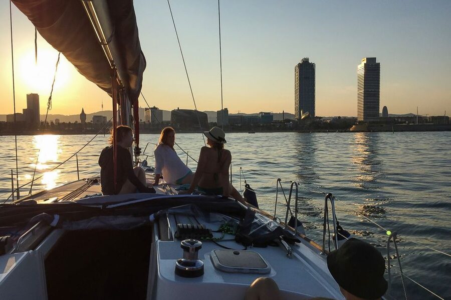 Barcelona: Coastline Boat Trip with Snacks and Cava - Practical advice before you reserve
