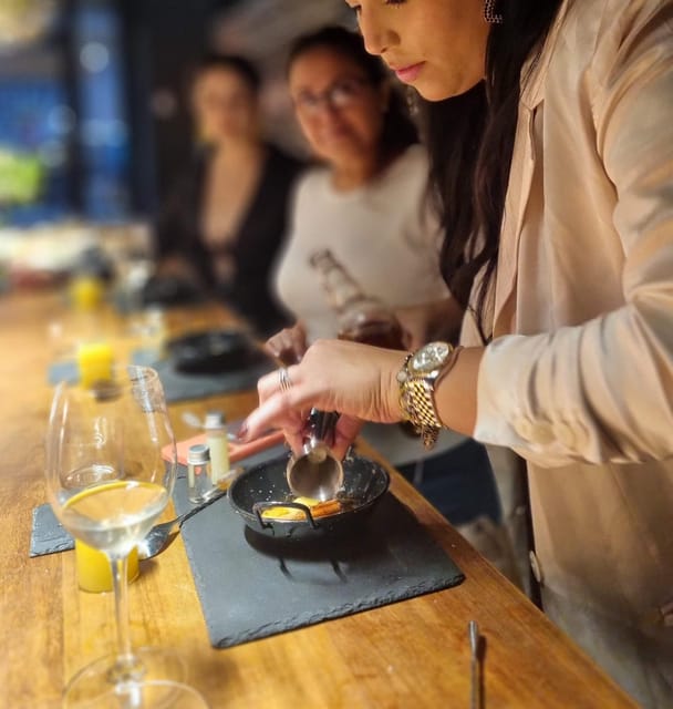 Barcelona: Cocktail Class Workshop - Make Shake Cook & Paint - Cooking one cocktail in the dark