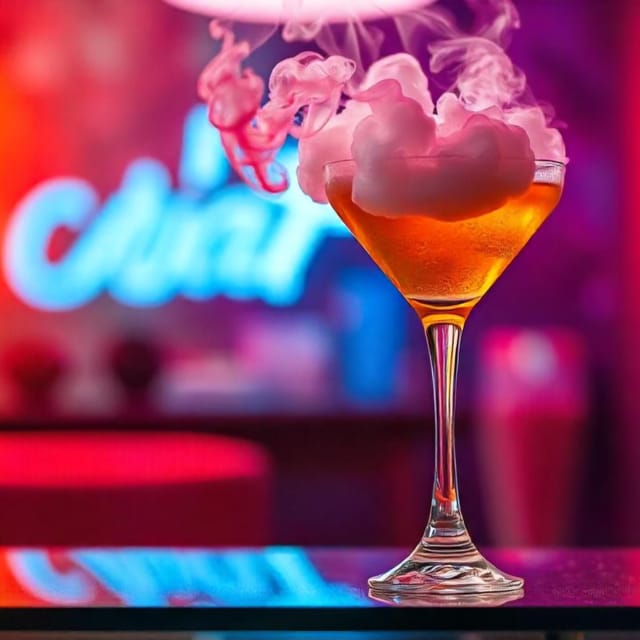 Barcelona: Cocktail Class Workshop - Make Shake Cook & Paint - Painting a cocktail under UV light
