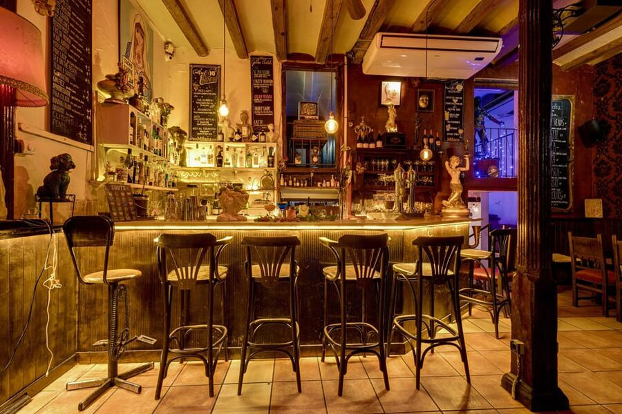 Barcelona: Cocktail Making Class with Tapas - Learning the technique behind each cocktail