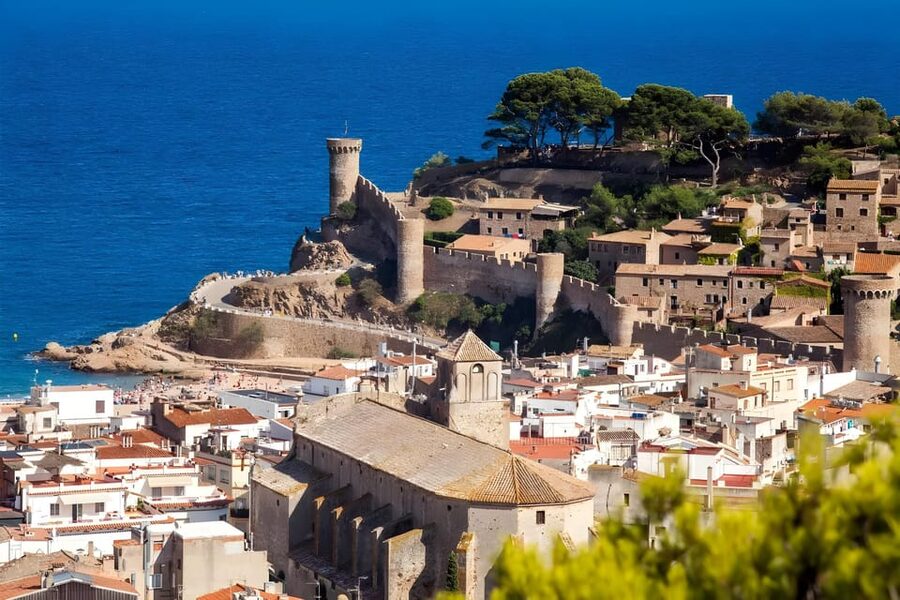 Barcelona: Costa Brava Kayak & Snorkeling Small Group Tour - Platja de Sant Pol: lunch and a slower afternoon