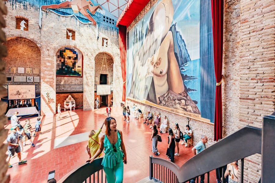 Barcelona: Dali Museum, House and Cadaques Guided Tour - The minibus ride from Barcelona to Figueres