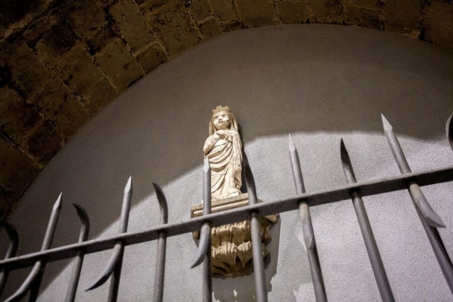 Barcelona: Dark History Night Walking Tour - The guides make or break the experience