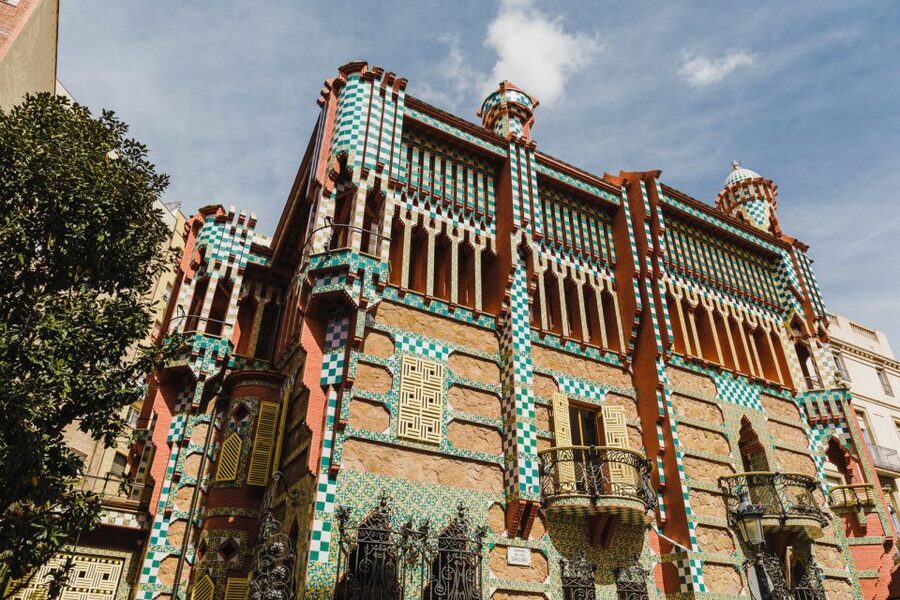 Barcelona: Discover Gaudí, Sagrada Familia, and Park Güell - Sagrada Família at the right time of day