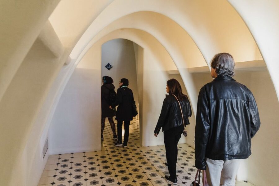 Barcelona: Discover Gaudí, Sagrada Familia, and Park Güell - How the guides shape the day