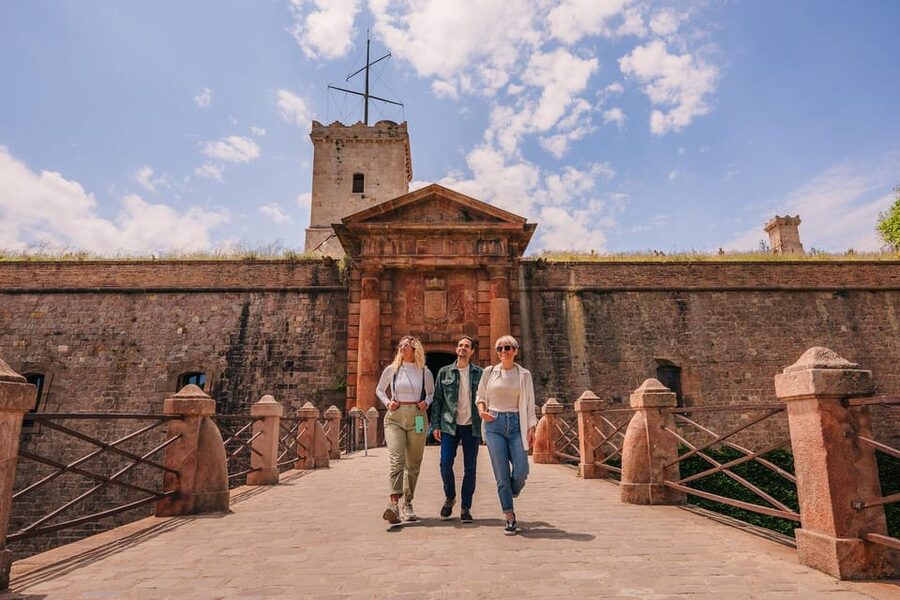 Barcelona: E-Bike Tour with Montjuic Cable Car & Boat Ride - Down to the waterfront and out by boat