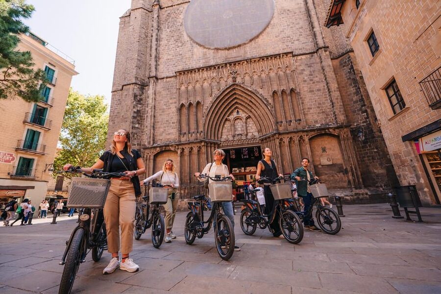 Barcelona: E-Bike Tour with Montjuic Cable Car & Boat Ride - Guide quality and group atmosphere