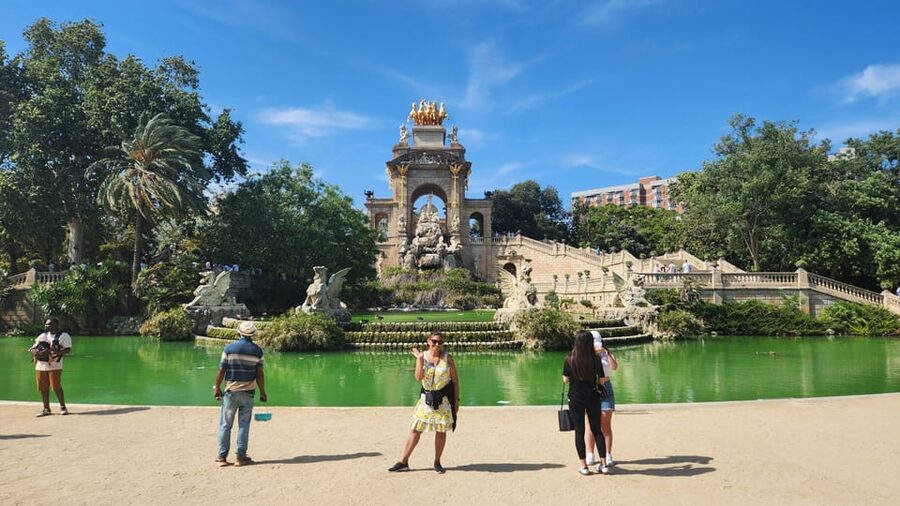 Barcelona: e-scooter and Bike tour - How the guide shapes the experience