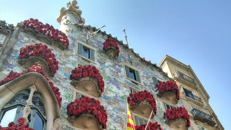Barcelona: Evening Walking Tour in the Gaudi Area with Tapas - Small group, walking shoes, and practical details