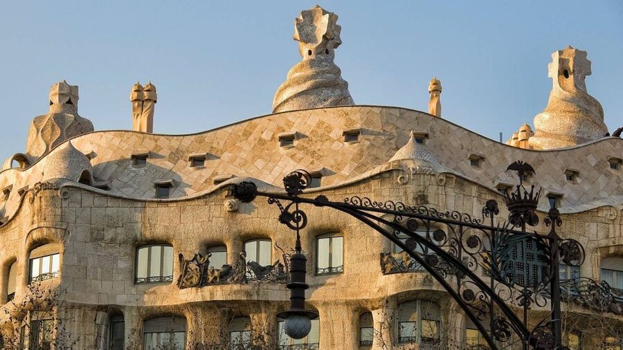 Barcelona: Evening Walking Tour in the Gaudi Area with Tapas - Is $100 good value?