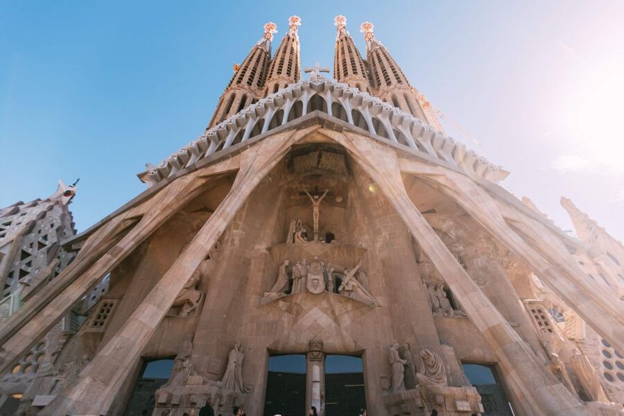 Barcelona: Exclusive Sagrada Familia Private Guided Tour - Entering Gaudí’s basilica with a guide