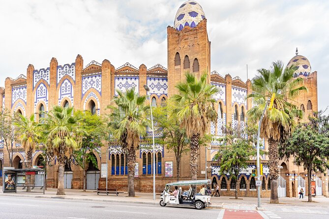 Barcelona Expert Plus Tour with Local Guide in Eco Tuk Tuk Private - Camp Nou and the west side of Barcelona