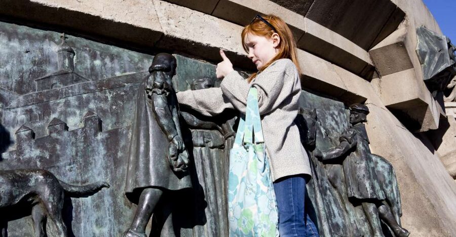 Barcelona: Family Tour in the Footsteps of Columbus - Columbus for children, without turning history into a costume show