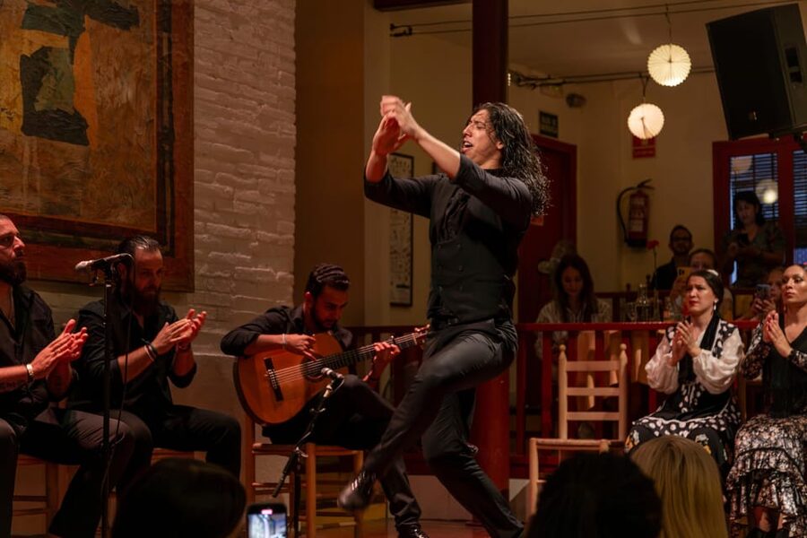 Barcelona: Flamenco Show with Dinner at Tablao de Carmen - Finding the Correct Entrance
