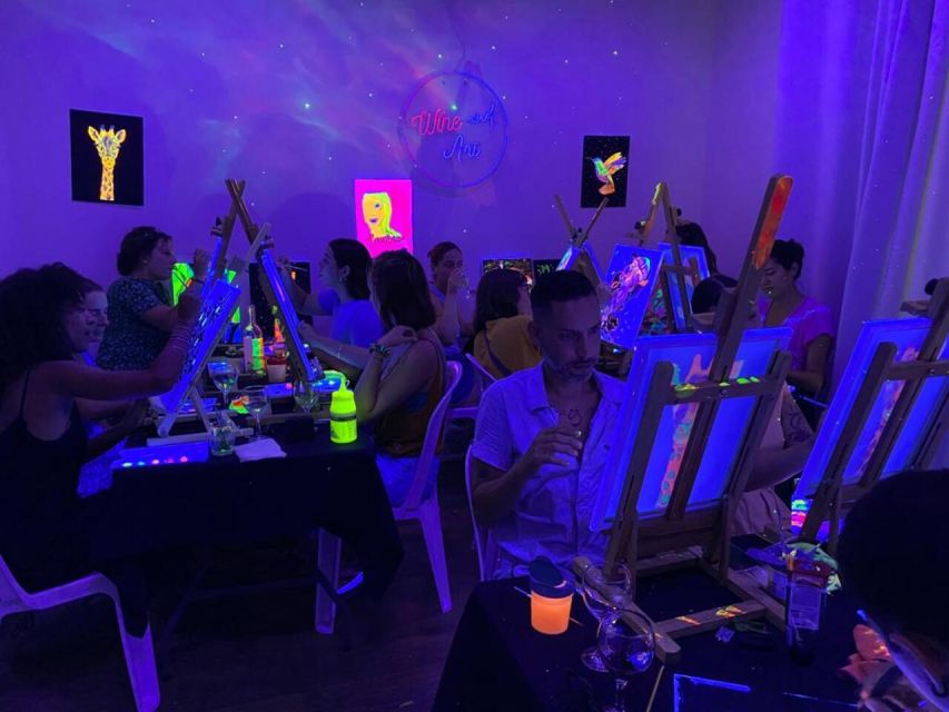 Barcelona: Fluorescent Paint and Wine Workshop - Key points at a glance
