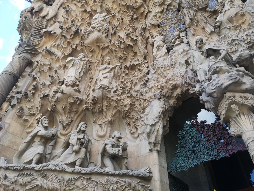 Barcelona: Foodie Walking Tour with Sagrada Familia Tickets - Who will get the most from this tour?