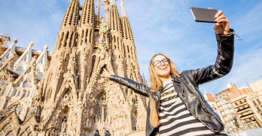 Barcelona: Foodie Walking Tour with Sagrada Familia Tickets - The taxi ride to Sagrada Familia