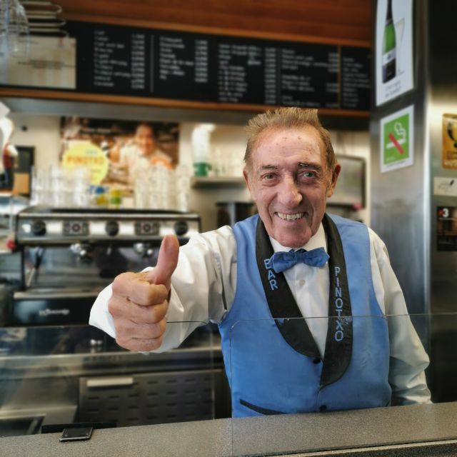 Barcelona: Foodie Walking Tour with Sagrada Familia Tickets - Guides, languages, and the private format