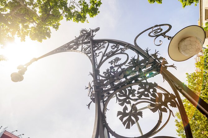 Barcelona Gaudi and Sagrada Familia Tour - What the Guides Add