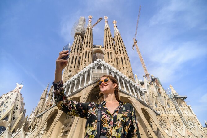 Barcelona Gaudi and Sagrada Familia Tour - La Pedrera and the Problems Behind the Curves