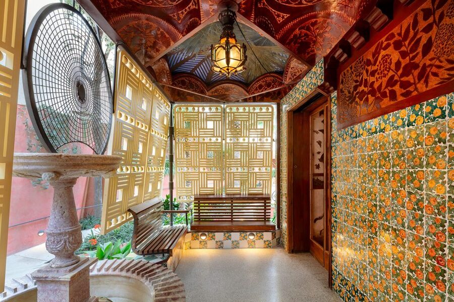 Barcelona: Gaudí Houses & Sagrada Familia Tour - Casa Batlló turns a city house into art