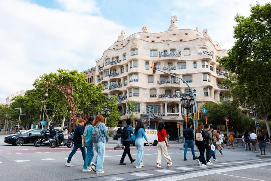 Barcelona: Gaudí Houses & Sagrada Familia Tour - Sagrada Familia provides the grand finish