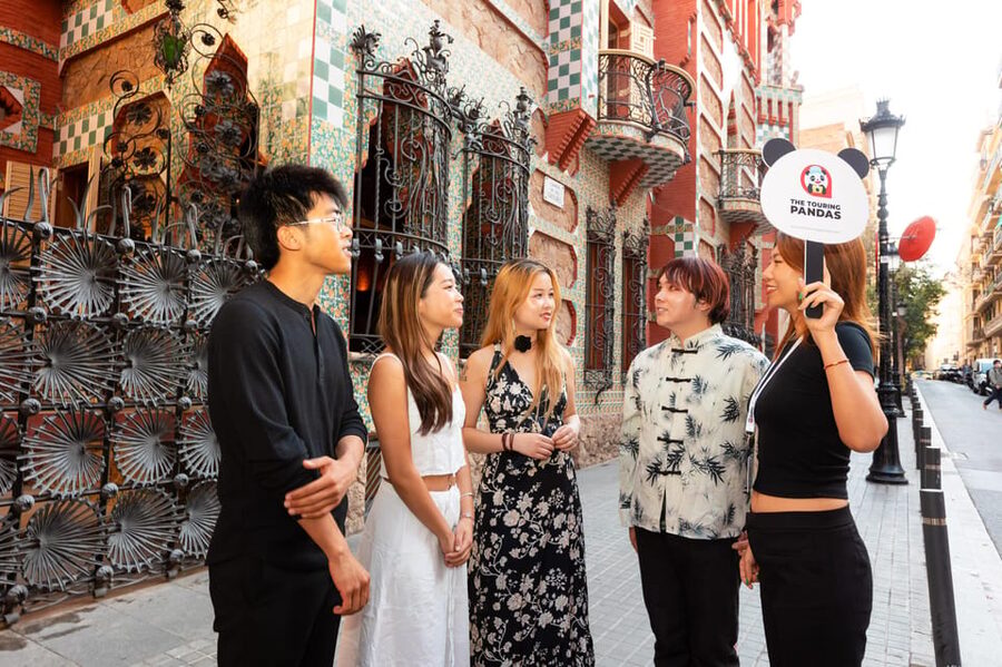 Barcelona: Gaudí Houses & Sagrada Familia Tour - The guides can shape the whole day