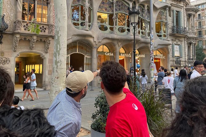 Barcelona: Gaudí, Tapa, Drink & Hidden Architectural Gems - Starting at Plaça de Catalunya and Passeig de Gràcia