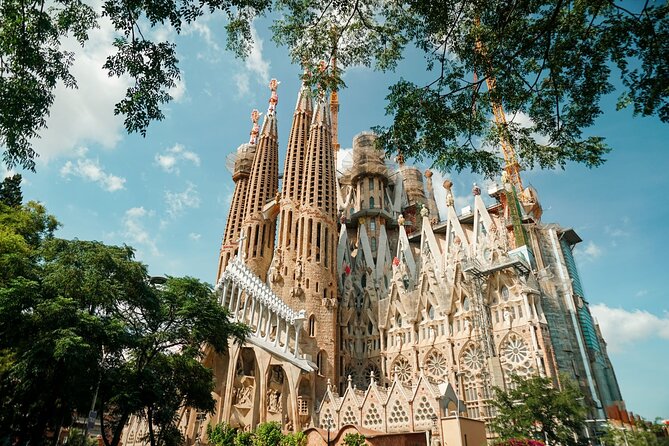 Barcelona: Gaudí, Tapa, Drink & Hidden Architectural Gems - Riding the metro to Sagrada Família