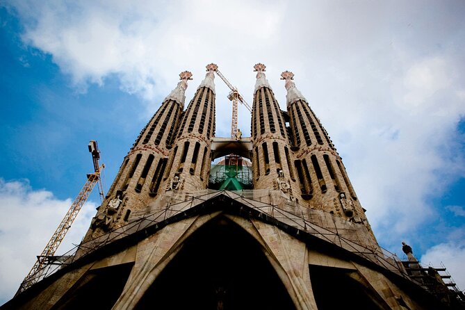 Barcelona: Gaudí, Tapa, Drink & Hidden Architectural Gems - Group size, sound, and walking comfort