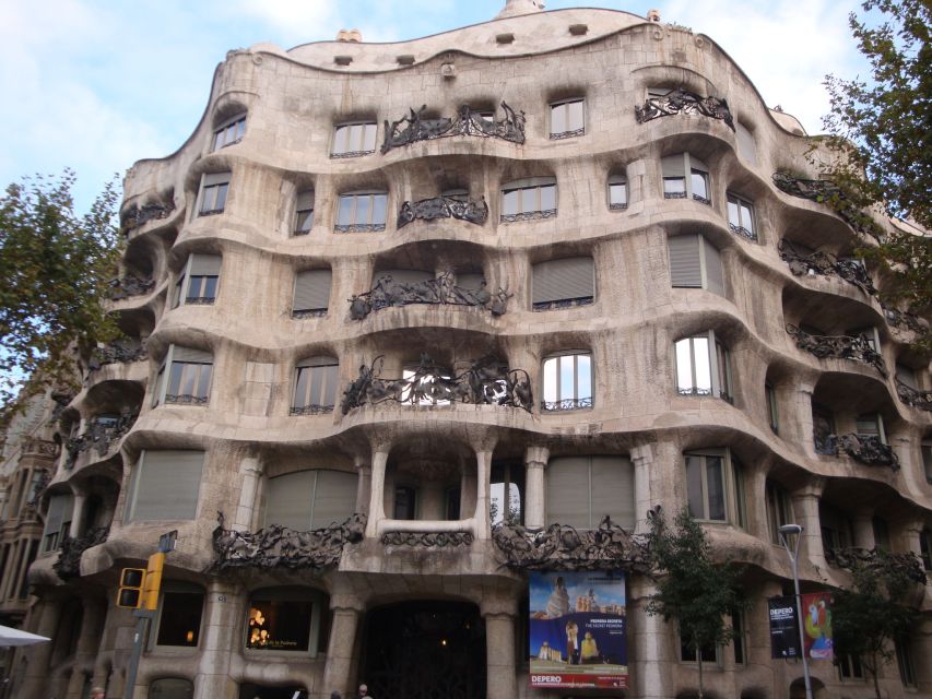 Barcelona: German City Tour from Gaudí's Perspective - Starting at Plaça Reial with Barcelona’s wider story