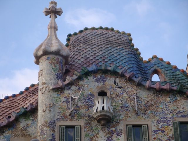 Barcelona: German City Tour from Gaudí's Perspective - Walking comfort, weather, and practical planning