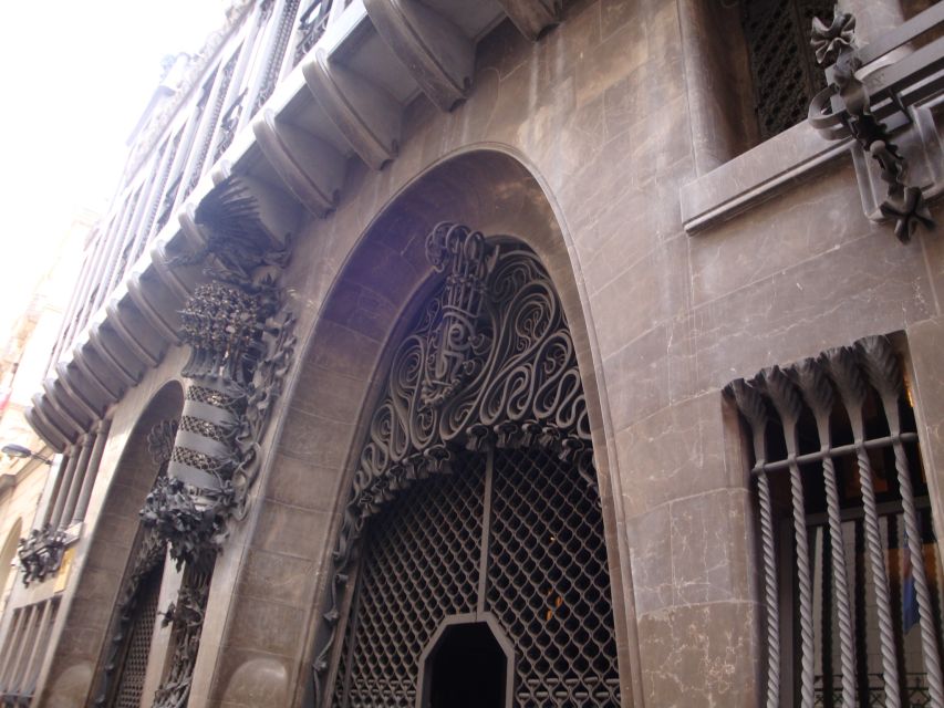 Barcelona: German City Tour from Gaudí's Perspective - Should you book the Barcelona Gaudí city tour?