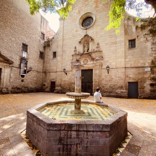 Barcelona: Gothic Quarter and Flamenco Show (Small Group) - Plaça del Rei and the old quarter at dusk
