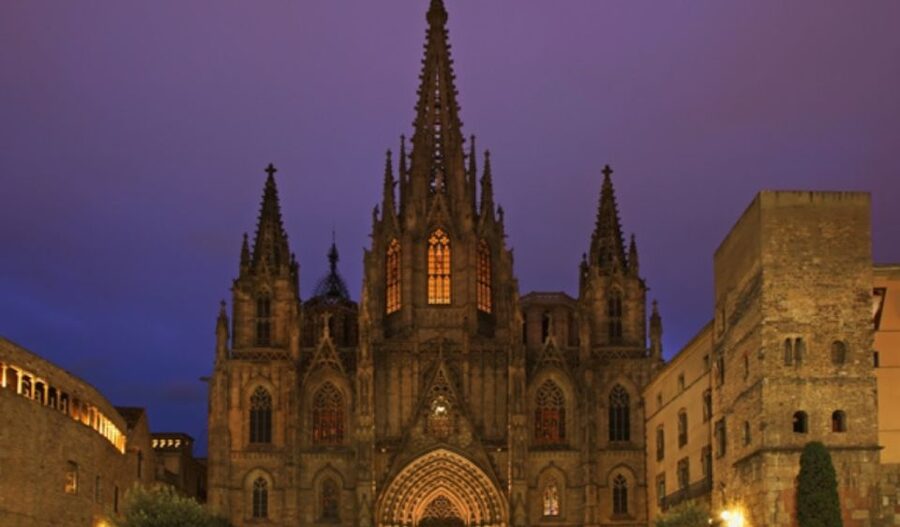 Barcelona: Gothic Quarter and Flamenco Show (Small Group) - Meeting your guide beside Plaça de Catalunya