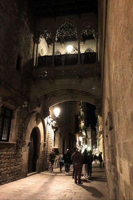 Barcelona: Gothic Quarter By Night Guided Walking Tour - Meeting at Plaça Catalunya with a green umbrella