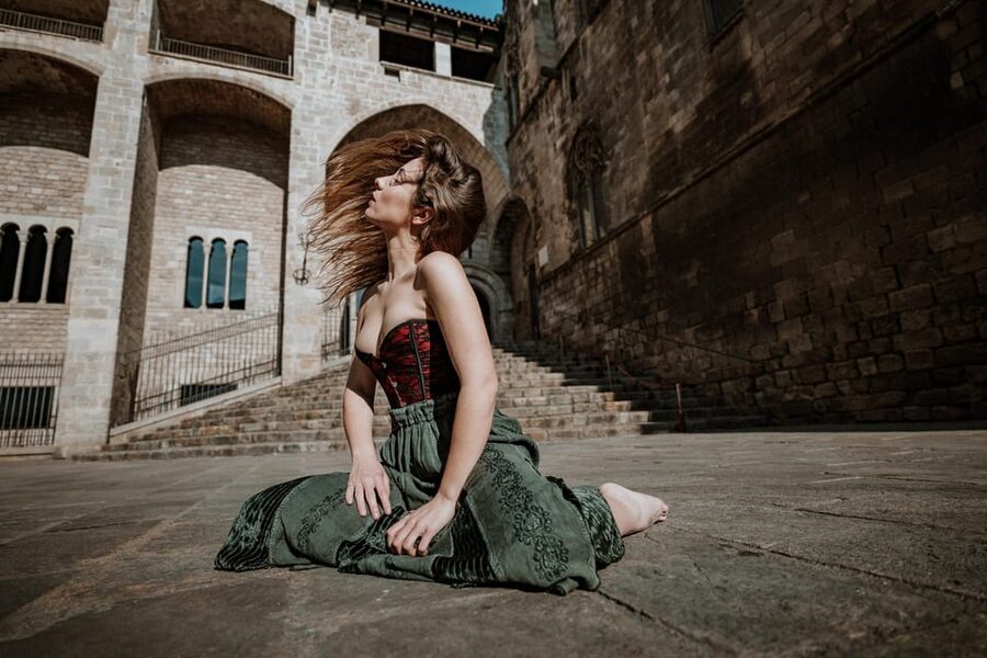 Barcelona: Gothic Quarter Cinematic Photoshoot and Guide - Plaça del Rei and the final photo stop