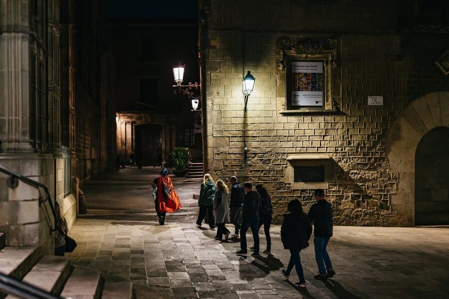 Barcelona: Gothic Quarter Ghosts and Legends Walking Tour - What this Gothic Quarter night walk is really about