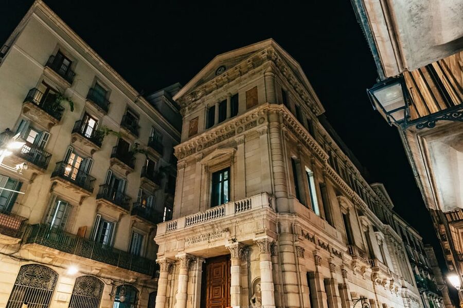 Barcelona: Gothic Quarter Ghosts and Legends Walking Tour - Meeting at Traveller’s Nest Bar