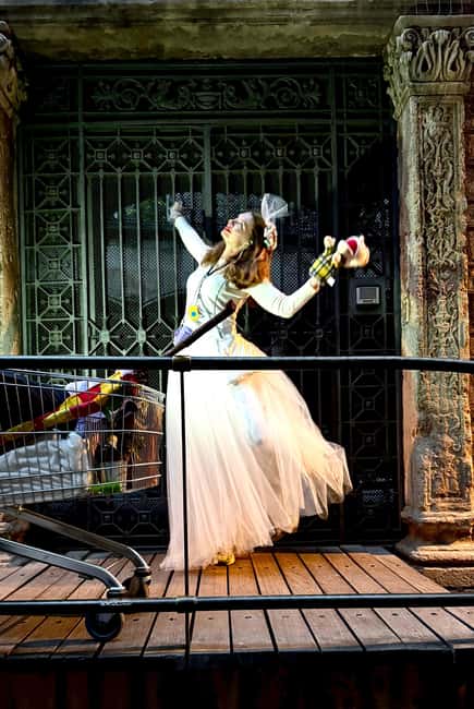 Barcelona: Gothic Quarter immersive walking tour - One and a half hours through the Gothic Quarter
