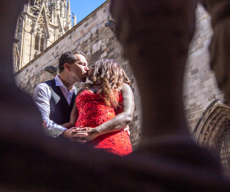 Barcelona: Gothic Quarter Private Photoshoot Experience - Family, couple, and solo photographs