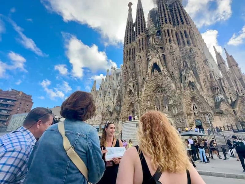Barcelona: Gothic Quarter, Sagrada Familia & Park Güell Tour - Passing Gaudí’s modernist homes