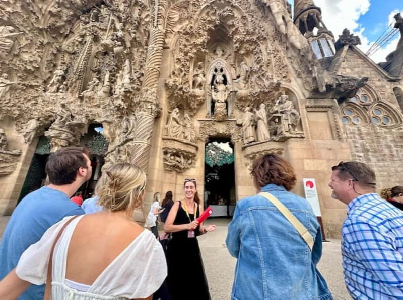 Barcelona: Gothic Quarter, Sagrada Familia & Park Güell Tour - The midday break in Barcelona