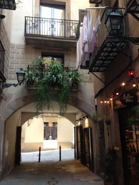Barcelona: Gothic Quarter Walking Tour - The value of $212 for up to four people