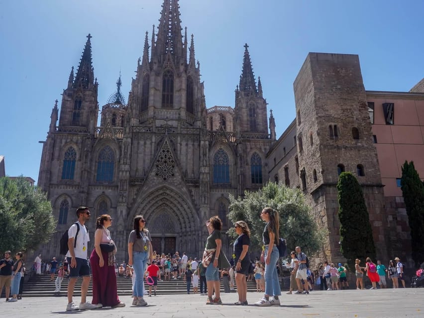Barcelona: Gothic Quarter Walking Tour w/ Montjuïc Cable Car - Pace, walking, and the break between sections