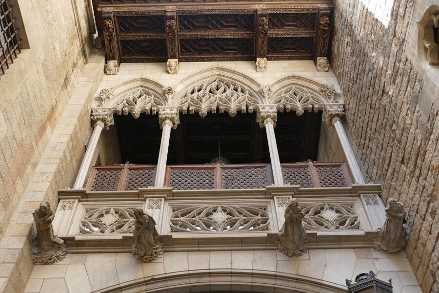 Barcelona: Gothic Quarter Walking Tour with Optional Pintxos - Nova Square and Barcelona Cathedral