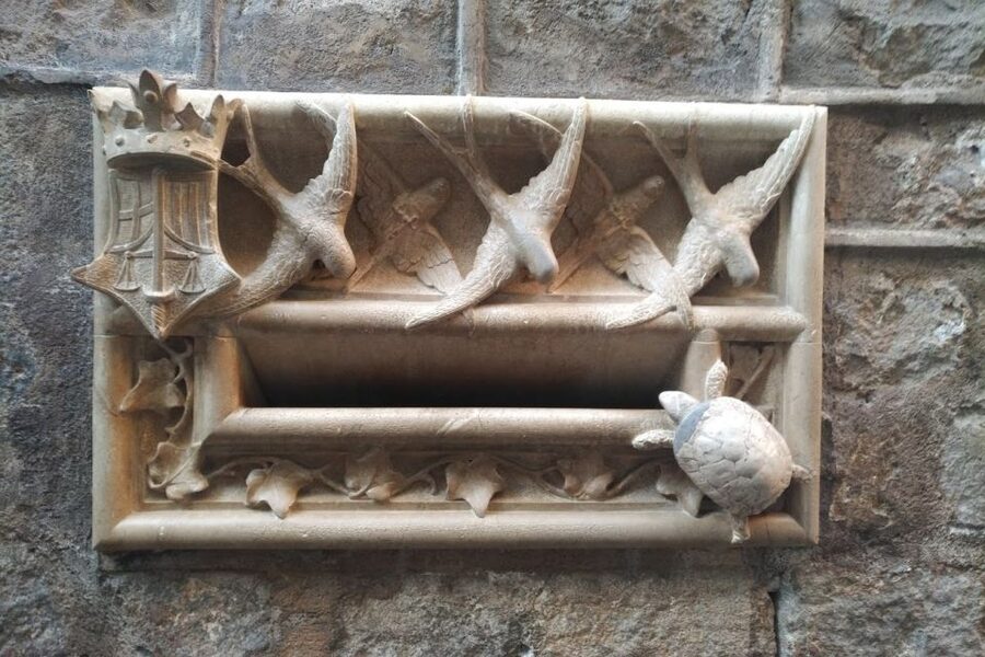 Barcelona: Gothic Quarter Walking Tour with Optional Pintxos - Stories of saints, rulers, and Catalonia’s flag